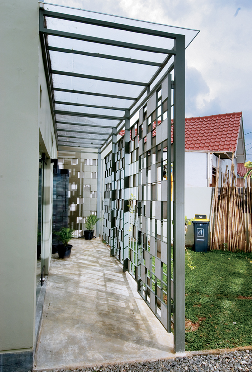 Với ngân sách trong khoảng 11.200 USD (khoảng 260 triệu đồng), gia chủ dành nhiều không gian cho sân vườn ngoài trời.