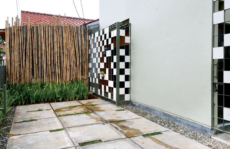 Tre, thép khung được khéo léo đưa sân vườn và tạo điểm nhấn cho không gian ngoại thất.