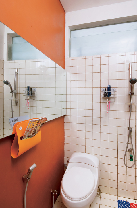 Phòng tắm ấn tượng với gam màu trắng - cam nổi bật. Nguồn ảnh: Archdaily.