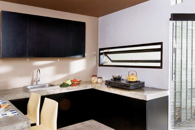 Cạnh khu bếp, kiến trúc sư tạo ra sân trong giản đơn mà thông thoáng rất ý nghĩa với các thành viên trong gia đình.