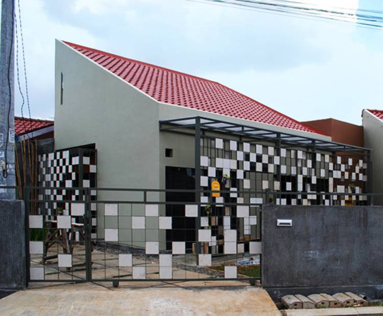 Tọa lạc tại Tangerang (Indonesia), Sandar House vốn là một ngôi nhà nhỏ 36m2 khá vuông vức và bí bách.