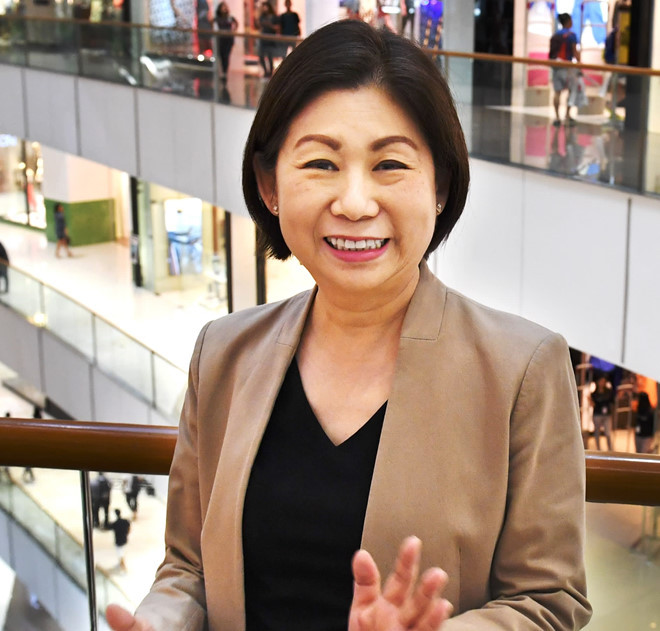 Trong đó, Teresita Sy Coson - con gái cả của ông thường đại diện cho SM tại các sự kiện quốc tế và được xem là người sáng giá nhất kế nhiệm ông. Ảnh: Nikkei.