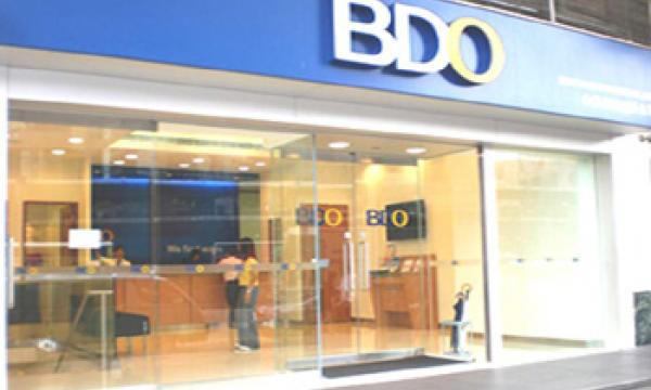 Năm 1976, tỷ phú Henry Sy mua lại Acme Savings Bank và Banco de Oro với việc cung cấp dịch vụ tài chính chủ yếu cho ShoeMart. Đến năm 1996, Banco de Oro hoạt động như một ngân hàng thương mại và đổi tên thành Banco de Oro Unibank. Ảnh: Asian Banking.