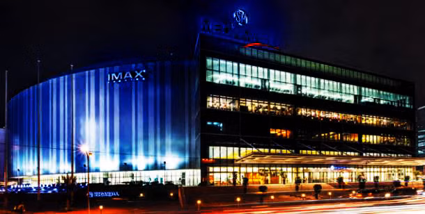 Năm 1991, Henry Sy khai trương trung tâm SM Megamall có rạp chiếu bóng và sân trượt băng. Ảnh: SM Investments.