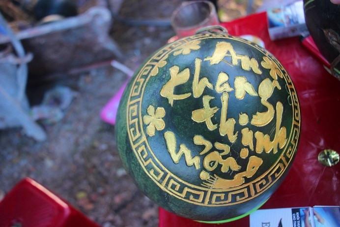 Thường thì, sẽ có khuôn sẵn chỉ cần vẽ và khắc theo, nhưng dần làm quen thì người thợ chỉ cần đặt tay vào và khắc theo thói quen.