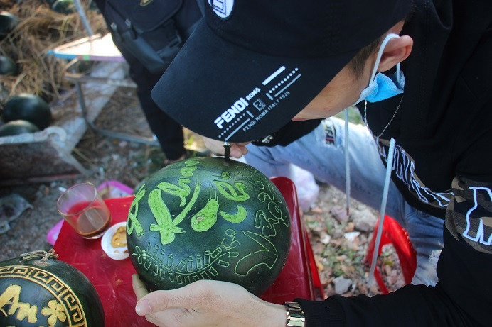 Anh Nam cho rằng, việc khắc hình, chữ lên dưa hấu dễ hơn so với khắc lên gỗ. Tuy nhiên, để học được nghề này tốn rất nhiều thời gian, phải chăm chỉ và chịu khó. Để chạm khắc được những hình hoa văn cầu kỳ, trung bình một người thợ phải mất hơn 30 phút mới hoàn thiện.