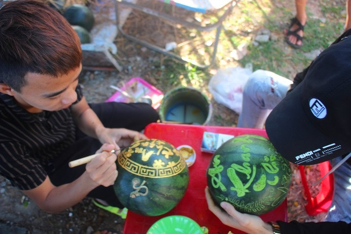 “Nghề khắc dưa hấu cũng giống như nghề xăm vậy, mỗi người sẽ cho ra sản phẩm riêng. Ngoài sự cố gắng thì cái đòi hỏi nhiều nhất ở người thợ là phải thực sự có năng khiếu hội họa”, anh Nam nói.