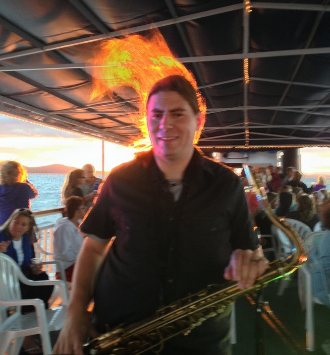 4. Gió và ánh hoàng hôn ngược hướng khiến tóc anh chàng như bốc cháy.