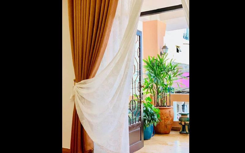 Trong nhà, danh hài Thúy Nga chú trọng chọn lựa những tông màu ấm áp như vàng, nâu...