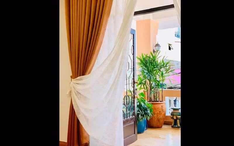 Trong nhà, danh hài Thúy Nga chú trọng chọn lựa những tông màu ấm áp như vàng, nâu...