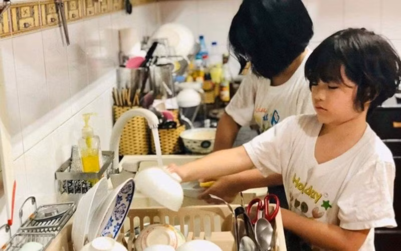 Căn bếp không chỉ là nơi để cô nấu những món ăn ngon cho gia đình, mà còn là chỗ cô dạy con gái cách tự lập, cách làm việc nhà và chia sẻ công việc với mọi người.