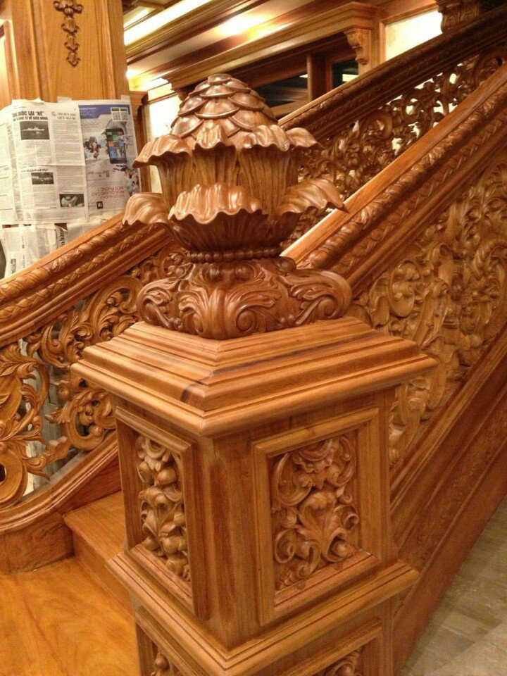 Trụ cầu thang gỗ được chạm khắc tinh xảo. Ảnh: Nhadepx.