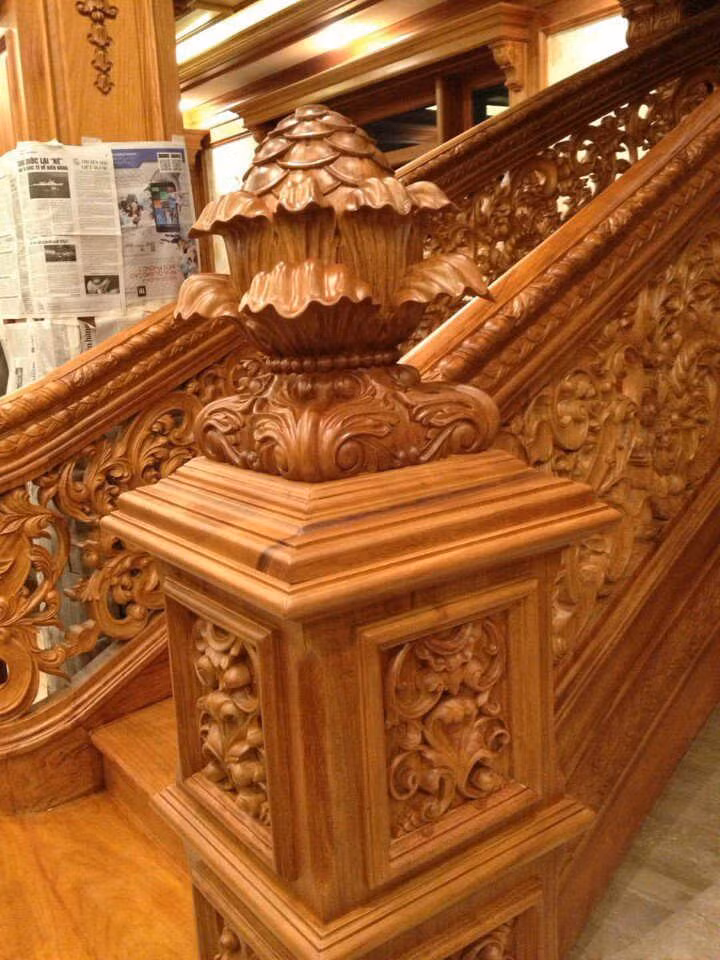 Trụ cầu thang gỗ được chạm khắc tinh xảo. Ảnh: Nhadepx.
