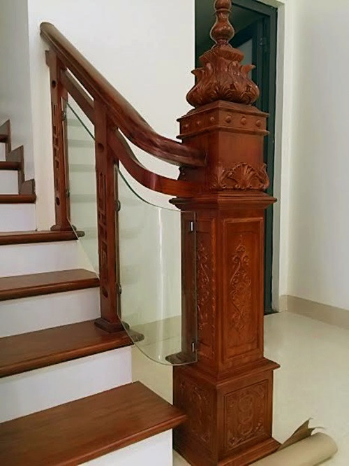 Trụ cầu thang hoa văn bắt mắt kết hợp lan can kính hiện đại. Ảnh: Nhadepx.