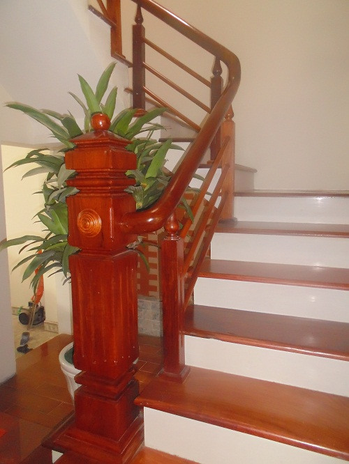 Đây là mẫu trụ gỗ cầu thang phổ biển ở các thiết kế nhà hiện đại ngày nay. Ảnh: Nhadepx.