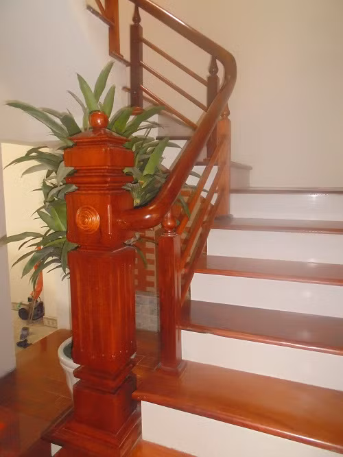 Đây là mẫu trụ gỗ cầu thang phổ biển ở các thiết kế nhà hiện đại ngày nay. Ảnh: Nhadepx.