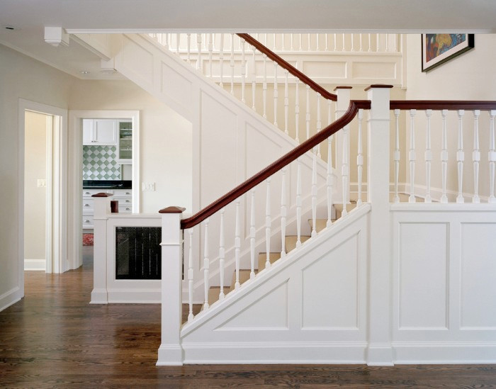 Cầu thang gỗ trắng phù hợp với không gian hiện đại, trẻ trung. Ảnh: Thietkenoithat.