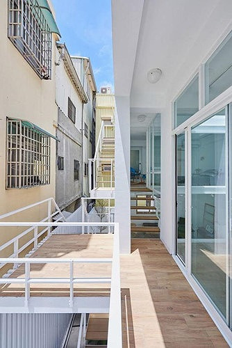 Khác với những căn nhà bình thường, ngôi nhà này có thiết kế cầu thang ngoài trời khá lạ và độc đáo.