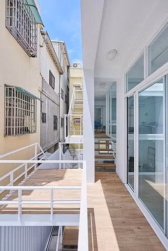 Khác với những căn nhà bình thường, ngôi nhà này có thiết kế cầu thang ngoài trời khá lạ và độc đáo.