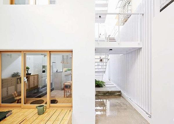 Sau là nhà bếp tách biệt, cạnh bên là khoảng sân rộng khá hợp lý để trồng rau, hoa hay vui chơi.