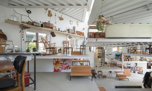 Gia chủ mong muốn các thành viên gia đình luôn cảm thấy gần nhau dù ở bất cứ không gian nào trong nhà. Họ cũng không cần những căn phòng riêng tư.