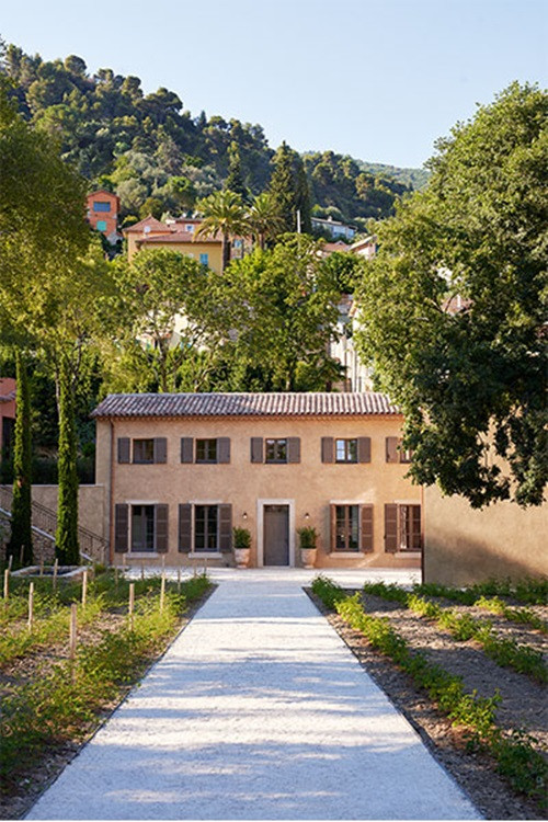 Xưởng sản xuất nước hoa của Dior nằm tại quận Grasse - nơi được mệnh danh là thủ phủ nước hoa của Pháp.