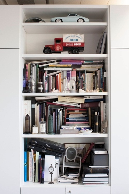 Bên trong xưởng làm nước hoa của Dior có nhiều kệ sách với nhiều món đồ trang trí lạ mắt.