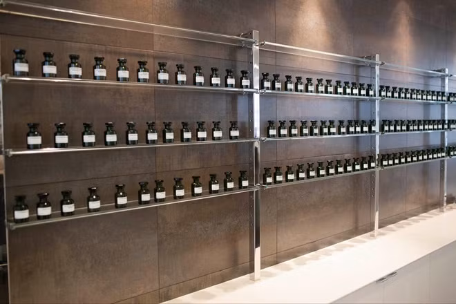 Lọ thủy tinh màu tối có khả năng chống tia UV, bảo vệ nguyên liệu quý giá.