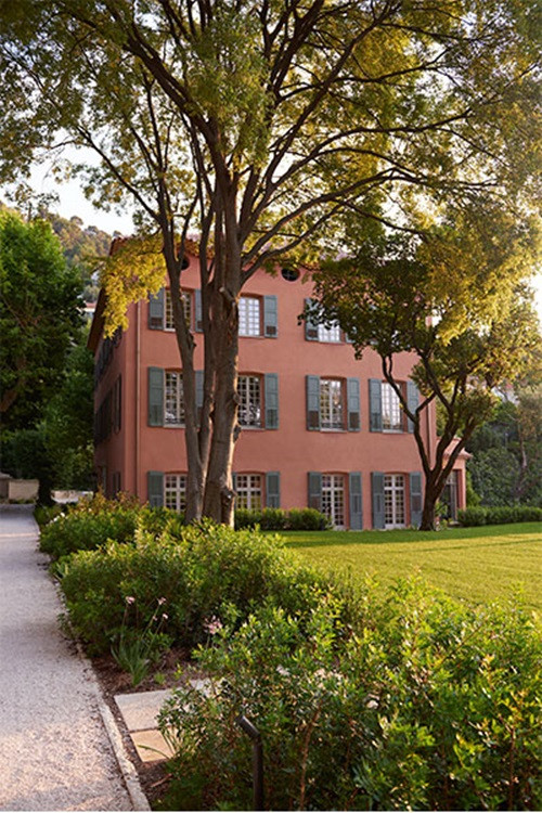 Khung cảnh bên ngoài nơi chế tạo nước hoa Dior. Nguồn ảnh: Davelackie.