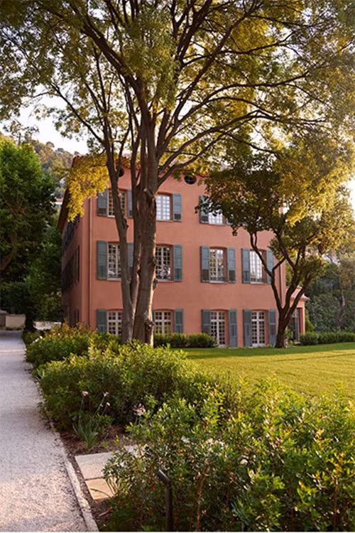 Khung cảnh bên ngoài nơi chế tạo nước hoa Dior. Nguồn ảnh: Davelackie.