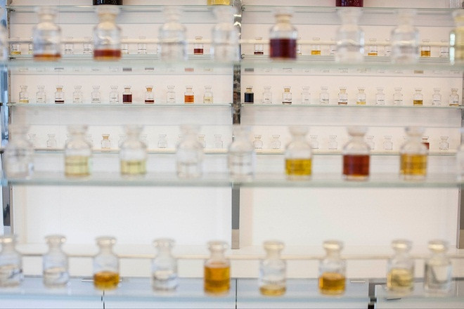 Trong đó, phải kể đến hương hoa hồng từ Grasse (Pháp), hoa nhài từ Provence (Pháp), cam Bergamot từ Calabria (Italy), hoa diên vĩ từ Tuscany (Italy), hoa huệ từ Ấn Độ...