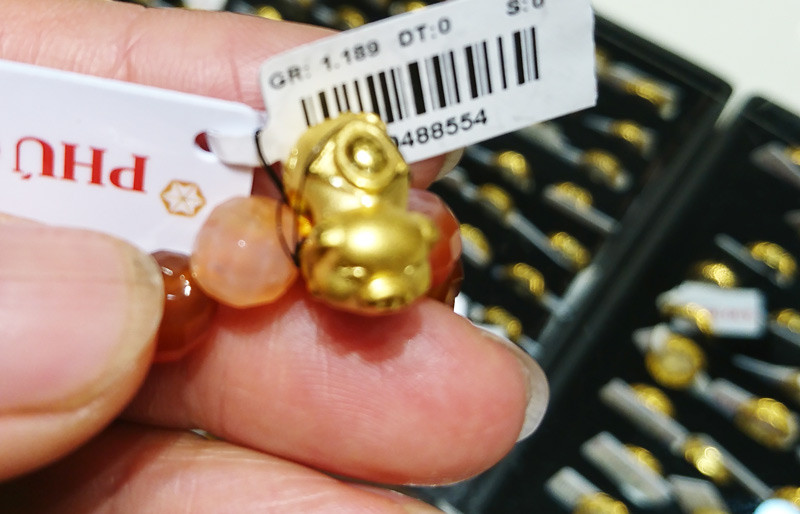 Heo vàng đeo tay ngộ nghĩnh. Ảnh: Phú Quý.