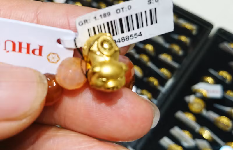 Heo vàng đeo tay ngộ nghĩnh. Ảnh: Phú Quý.