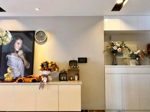 Một số góc trong nhà được người đẹp xứ Lạng trang trí hoa và ảnh cá nhân. Ảnh: Khám phá.