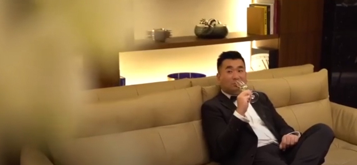 Phòng chờ của hành khách VIP này biệt lập, có khu vực nhà hàng. Tại đây, khách sẽ được phục vụ những món ăn hảo hạng.