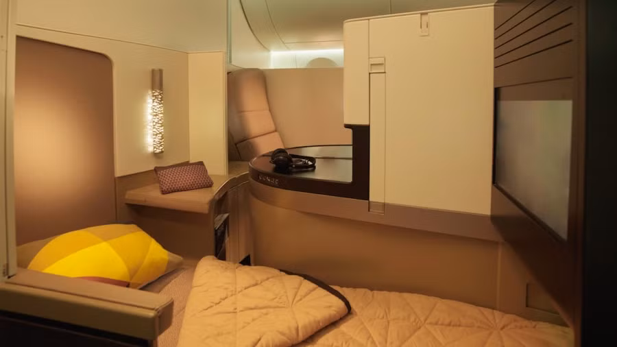 Phòng ngủ được trang bị ti vi hiện đại và giường đôi êm ái.