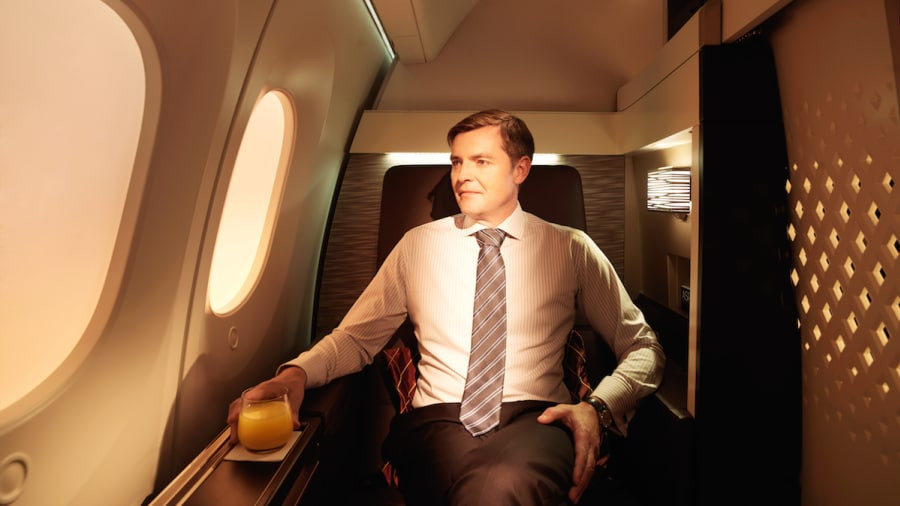 Vé hạng The residence được bố trí khoang riêng với 3 phòng: phòng khách, phòng tắm và phòng ngủ.