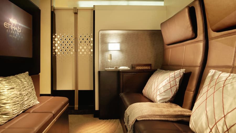 Khi lên máy bay, khách được nhân viên chuẩn bị bộ đồ riêng. Wifi cũng được phục vụ suốt trên chuyến bay.