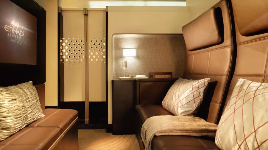 Khi lên máy bay, khách được nhân viên chuẩn bị bộ đồ riêng. Wifi cũng được phục vụ suốt trên chuyến bay.