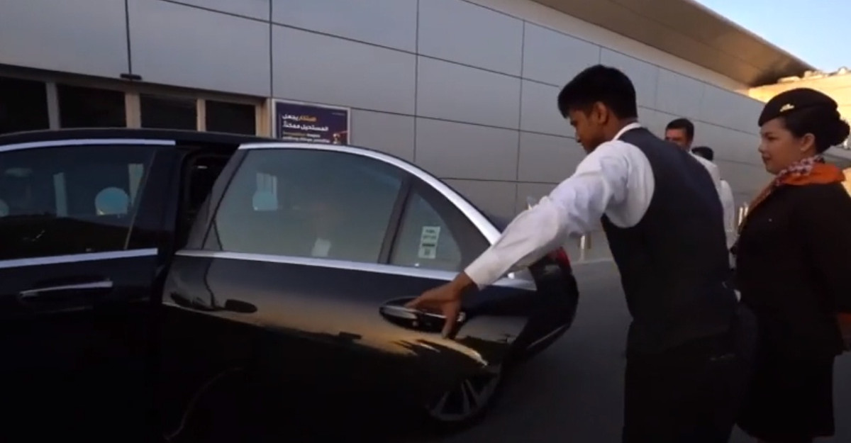 Với hạng The Residence của hãng hàng không Etihad, khách hàng được đón bằng xe sang từ địa điểm lưu trú. Khách hàng trên chuyến bay còn có lối đi và khu vực làm thủ tục riêng.