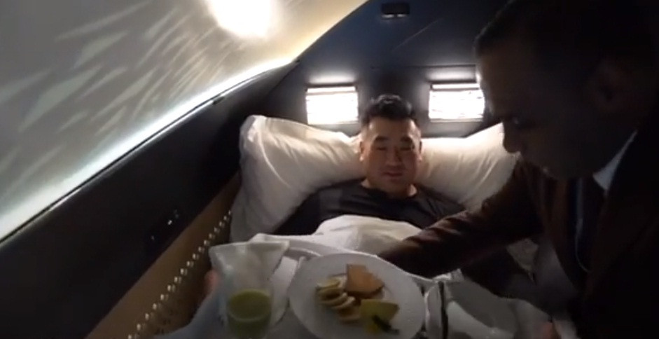 Trước khi máy bay hạ cánh kết thúc, bữa sáng được nhân viên phục vụ tận giường. Nguồn ảnh: CNN, Sam Chui.