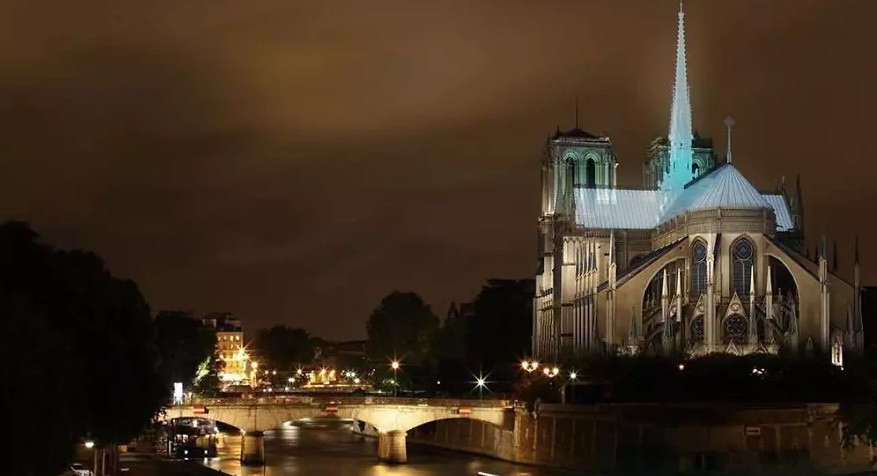 Tổng thống Pháp Emmanuel Macron đã tuyên bố rằng nước Pháp sẽ sửa chữa Nhà thờ Đức Bà Paris đẹp hơn trong vòng 5 năm.