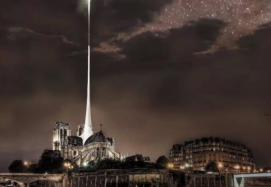 Ngọn tháp Nhà thờ Đức Bà tựa như vương miện kết nối thiên đường với trái đất. Nguồn ảnh: Boredpanda.