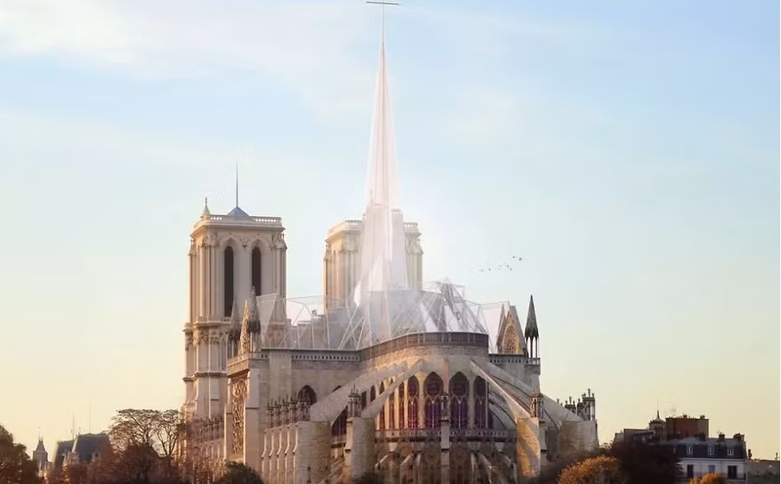 Phần ngọn tháp của nhà thờ tựa như một tháp kim cương lớn giữa bầu trời.