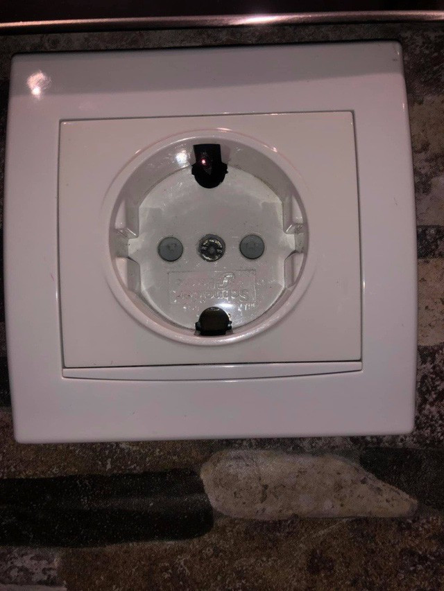 Một số loại camera còn được hóa trang thành ổ cắm điện. Nếu ổ cắm điện ở trên cao, giữa ổ điện có một lỗ bất thường, không có công dụng gì cả, rất có thể đó là chiếc camera.