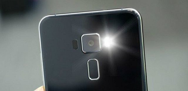 Khi tắt hết đèn, dùng điện thoại ở chế độ chụp ảnh, chầm chậm quét một vòng ở những vị trí nghi ngờ có lắp đặt camera quay lén. Nếu thấy màn hình điện thoại có điểm sáng, đó có thể là camera hồng ngoại quay lén.