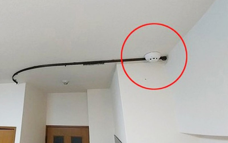 Bạn cũng không nên mất cảnh giác với rèm cửa, đồng hồ, gương, đồ trang trí, máy báo cháy, ti vi...trong phòng khách sạn. Đó là những nơi thường được giấu thiết bị quay lén khó ai ngờ tới.