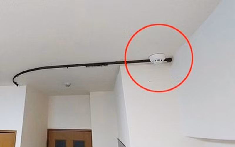 Bạn cũng không nên mất cảnh giác với rèm cửa, đồng hồ, gương, đồ trang trí, máy báo cháy, ti vi...trong phòng khách sạn. Đó là những nơi thường được giấu thiết bị quay lén khó ai ngờ tới.