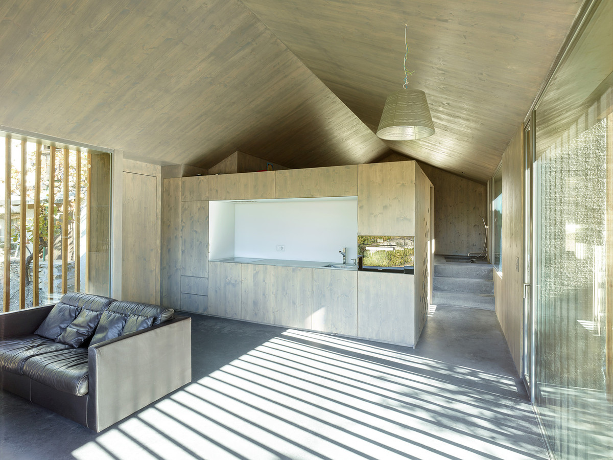 Phòng khách ở phía tây, bố trí bên cạnh lối vào.