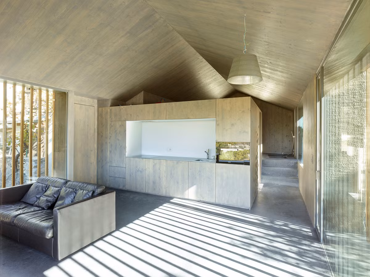 Phòng khách ở phía tây, bố trí bên cạnh lối vào.